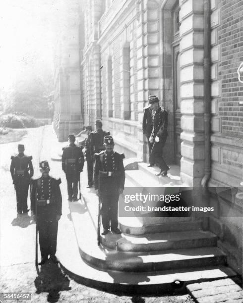 Captain Alfred Dreyfus leaving the courthouse in Rennes. Photography by Gerschel. 1898. [Alfred Dreyfus verlaesst nach der Wiederaufnahme seines...