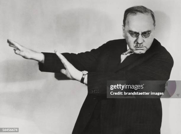 Alfred Adler in Boston. USA. Photography. About 1935. [Alfred Adler in Boston. USA. Photographie. Um 1935]