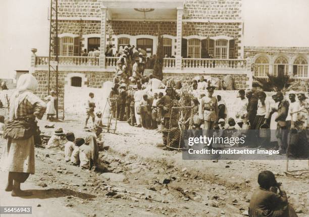 Jewish and Arabian inhabitants in Tiberias . Photography, 1934. [Tiberias, Palaestina: Nach einer ueberschwemmung des Sees Genezareth stellen sich...