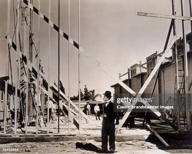 Charlie Chaplin, English actor and director, shooting his movie "The tramp" or "City lights" . Phototgraphy. 1931. [Charlie Chaplin, englischer...