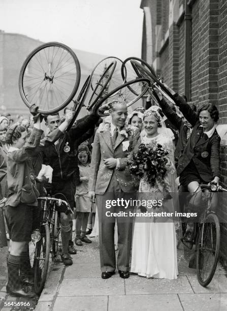 Bikers?wedding in London: J. Aston, president of the mixed tandem bike club Solon, and his partner, Miss Elsie Gosling, are being received with a...