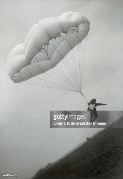 Landfall of a parachutist: The French parachutist Machenau prepares himself to set up a record from a height of 12,000 meters. Photography....
