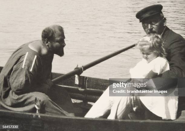 Gustav Klimt, Hermann Floege and Floege?s daugther Trude on the Attersee. Photographie, around 1910. [Gustav Klimt im Kittel mit Hermann Floege und...