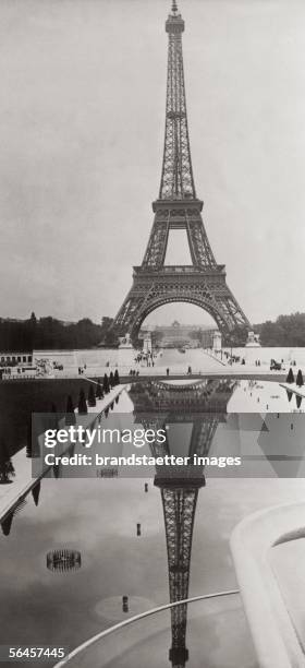 The Eiffel Tower in Paris reflects itself in the tank of the Trocadero gardens. Photography, around 1935. [Der Pariser Eiffelturm spiegelt sich im...