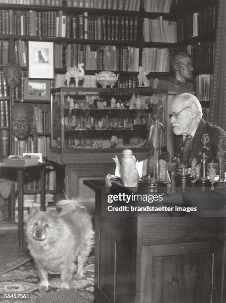 Sigmund Freud on his desk in the viennese Berggasse. Around 1935. [Sigmund Freud , oesterreichischer Neurologe, Arzt, Begruender der Psychoanalyse....