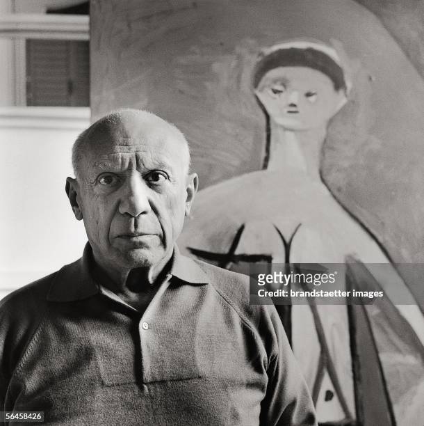 Pablo Picasso in his mansion "La Californie" in Cannes. Photography. Frankreich. 1957. [Pablo Picasso in seiner Villa "La Californie" in Cannes....