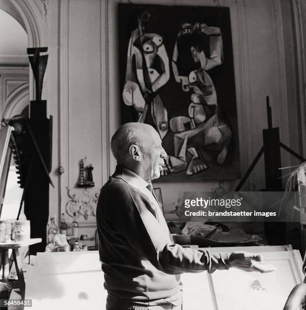 Picasso in his mansion "La Californie" in Cannes. Photography. 1957. [Picasso in seiner Villa "La Californie" in Cannes. Photographie. 1957.]