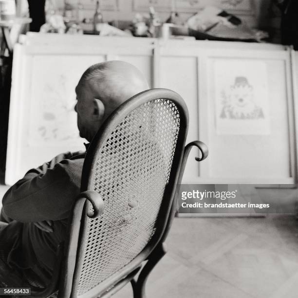 Picasso in his mansion "La Californie" in Cannes. Photoraphy. 1957. [Picasso in seiner Villa "La Californie" in Cannes. Photographie. 1957.]