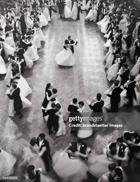 Opening waltz at "Philharmonikerball", ball of the Vienna Philharmonic Orchestra. Photography. 1959. [Eroeffnungswalzer auf dem Ball der Wiener...