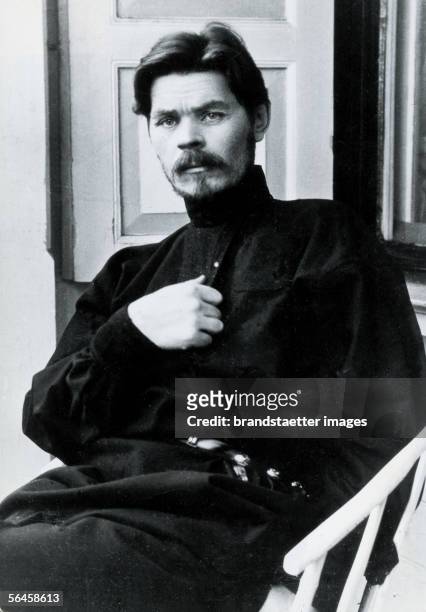 Maxim Gorkij in his black blouse. Photography. 1906. [A. Maxim Gorkij in seiner schwarzen Bluse. Photographie. 1906.]