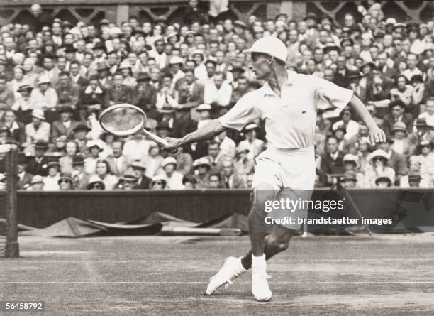 Beats F.X. Shields at the Davis Cup Match in Wimbledon. Photography. 28th of July, 1934. [H.W. Austin besiegt F.X. Shields im Tennis beim Davis Cup...