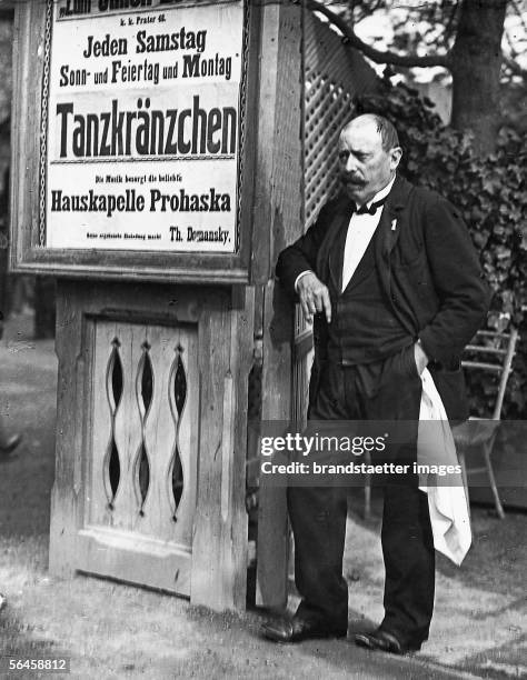 The Waiter from the famous tavern "Zum stillen Zecher" in Vienna II, Prater No 48. . Vienna. Photography around 1910. [Der Zahlkellner vom beruehmten...