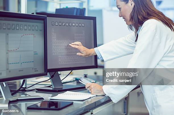 scienziato che interagisce con il computer tramite touch screen - fisica foto e immagini stock