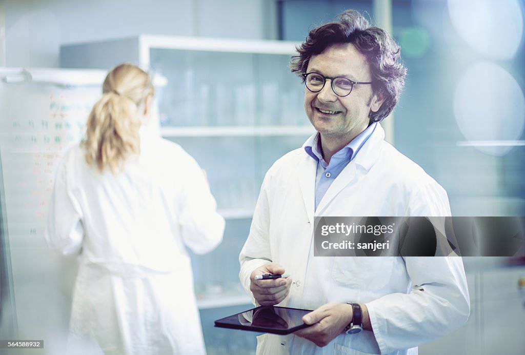 Porträt eines Wissenschaftlers in einem modernen Labor