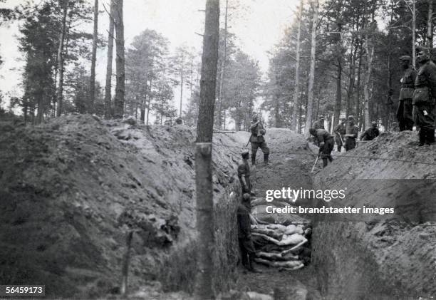 Holocaust: Mass execution in the concentration camp "Belzec", Poland. Photography. 1942. [Holocaust: Massenerschiessungen im Arbeits- und spaeteren...