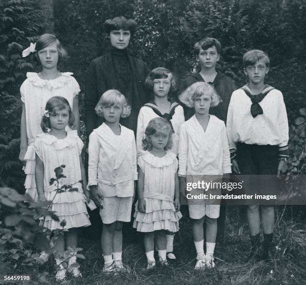 Empress Zita with her eight childern in their spanish exile. Photography 1927. [Kaiserin Zita von oesterreich mit ihren acht Kindern im spanischen...