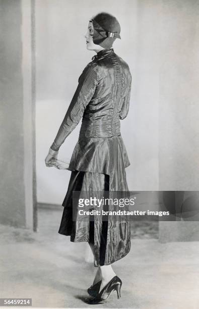 Brown "Moire" dress, silk, New York. Photography. Around 1930. [Braunes Moire- Strassenkleid aus Seide. Photographie. New York. Um 1930.]