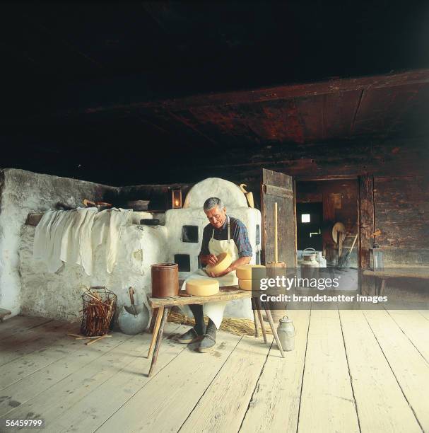 Cheese Production in a farmers house in Salzburg. Photography. Around 1900. [Kaesezubereitung in einem Bauernhaus in Salzburg. Photographie um 1990.]