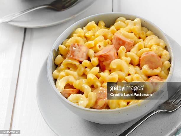 hot dog macaroni and cheese - macaroni and cheese stockfoto's en -beelden