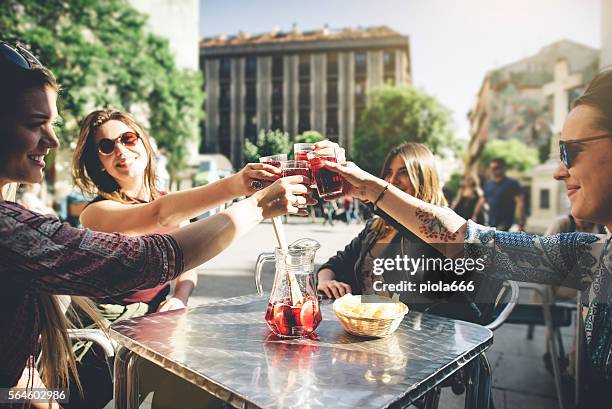 tourist woman drinking cocktails in madrid - madrid stockfoto's en -beelden
