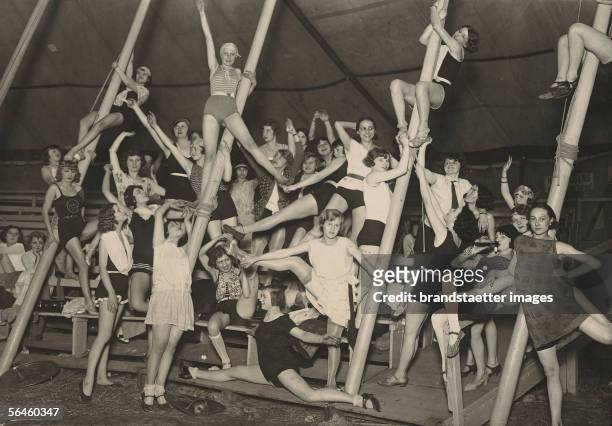 The first revue circus in Berlin: The chorus girls at their training. Berlin. Photography, 1925. [Der erste Revue-Zirkus in Berlin: Die Revue-Girls...