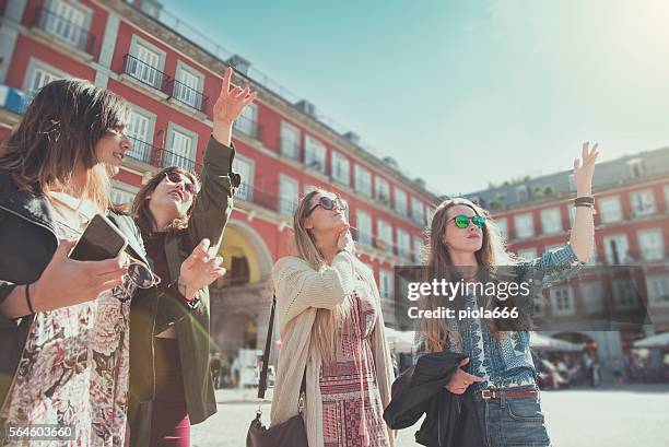 turista in plaza major, madrid - madrid foto e immagini stock