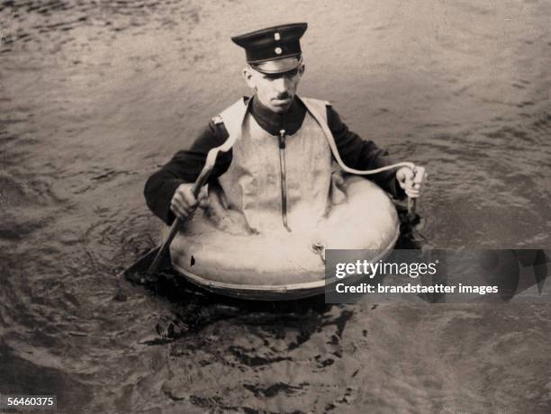 Fire fighter wit a new life saving device. Photography. Around 1930. [Berliner Feuerwehrmann mit einem neuen Lebensrettungsgeraet fuer Ertrinkende,...