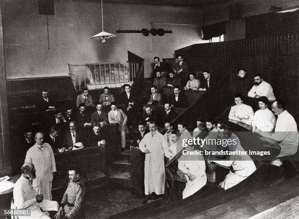 Professor Ernst Fuchs in the Lecture Hall of the University Eye Clinic in Vienna. Photography. Around 1900. [Professor Ernst Fuchs im Hoersaal der...