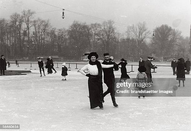 Ice skating. Photography by Rudolf Balogh. Around 1910. [Eislaufen im Stadtwaeldchen. Photographie von Rudolf Balogh. Um 1910.]