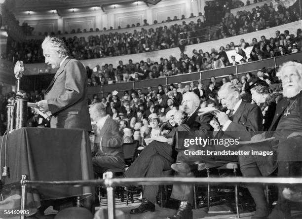 Albert Einstein, German physicist, creator of the relativity theory: Albert Einstein, emigrated from Germany, attending a mass event at the London...