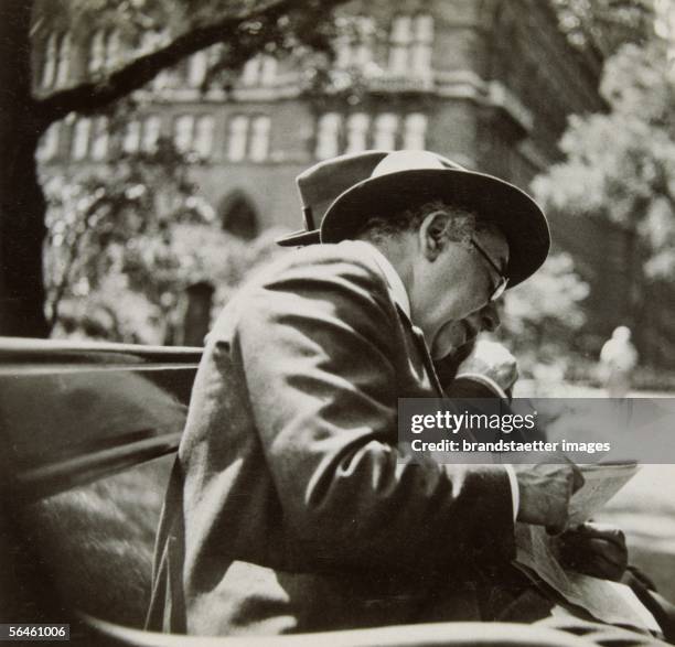 Vienna park benches II : Reading man. Vienna. Photography. About 1930. [Wiener Parkbank II : Lesender Mann. Wien. Photographie. Um 1930.]