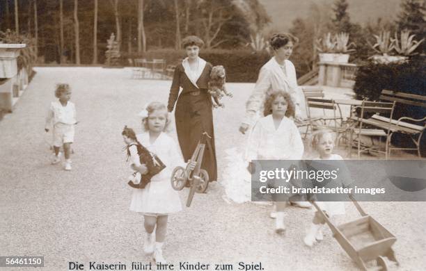 Empress Zita von Bourbon-Parma with her Children. Photography. Around 1918. [Die oesterreichische Kaiserin Zita von Bourbon-Parma mit ihren...