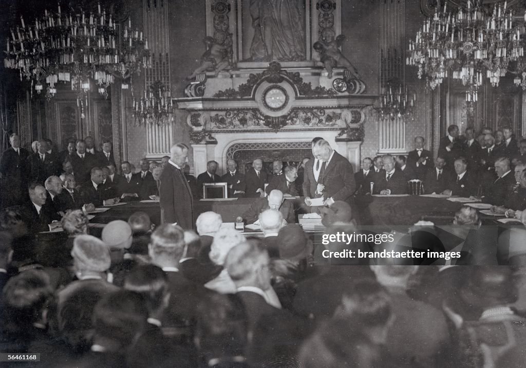 Stresemann signing the Locarno-pact
