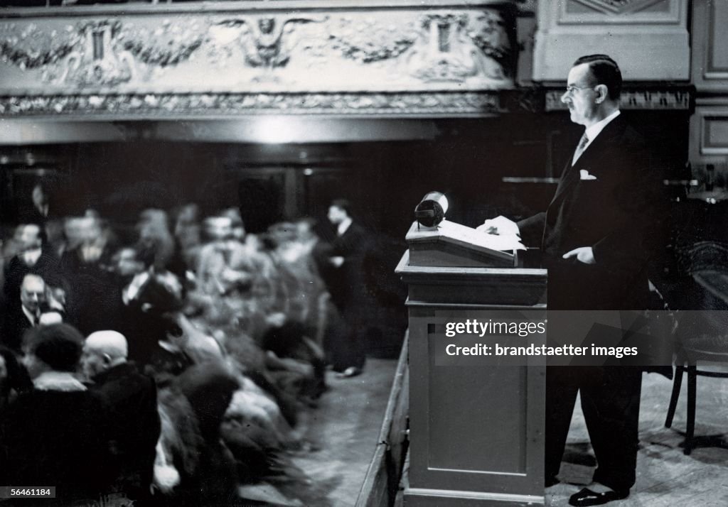 Thomas Mann holding a speech in Beethoven hall