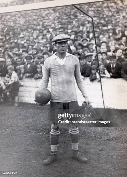 Ricardo Zamorra, goal-keeping-legend of World Cup 1934. Photography, 1936. [Ricardo Zamorra, Torwartlegende WM-Teilnehmer 1934, Photographie, 1936.]