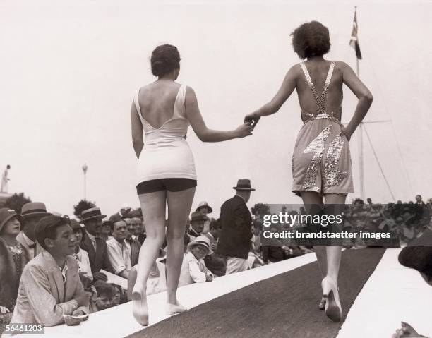 Election of Miss Universe. Ella von Heuson, Miss America und Mlle. Simon, Miss Europe share the title Miss Universe. Photography. 29.7.1929. [Wahl...