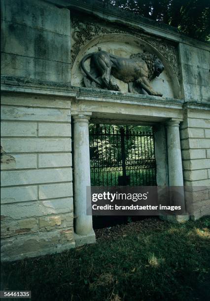 Lionsgate in the former English garden in the lower area of Kleinwetzdorf Castle. Photography. 2000. [Loewentor in den ehemaligen englischen Garten...