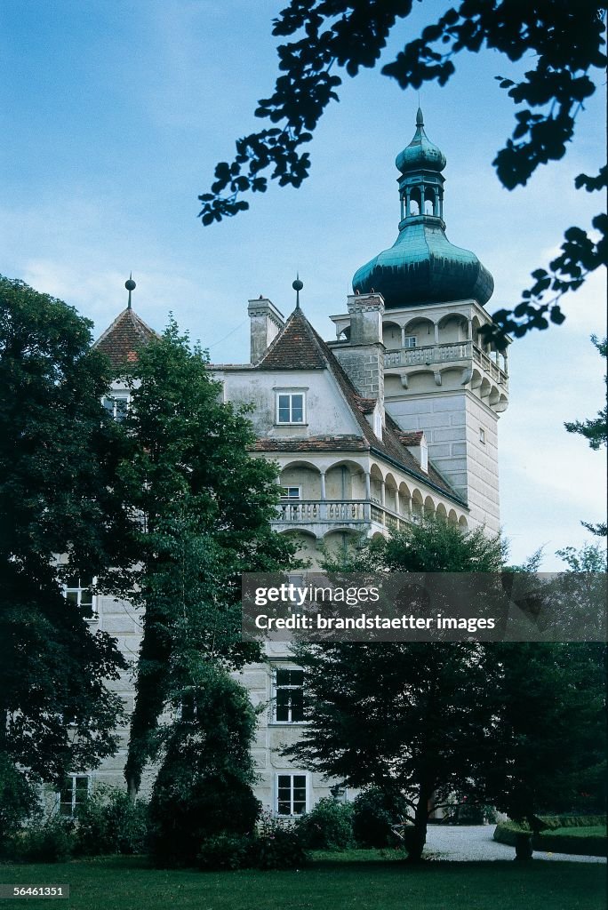 Side view of Pottenbrunn Castle