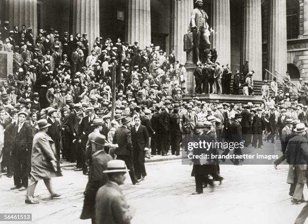 Crowds at New York stock market after the turbulences caused by the panic sellings. Crowds are watching the on-going at the corner Wall- and...