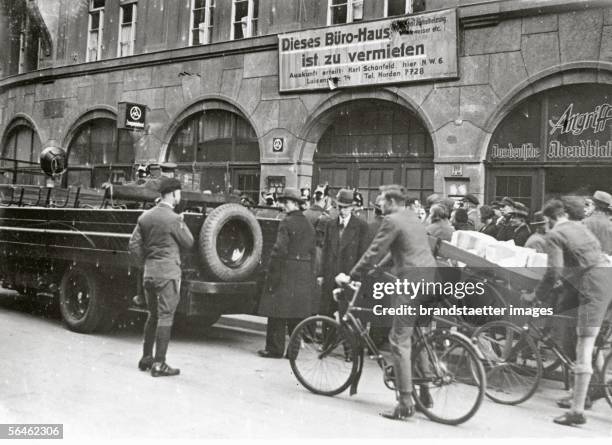 Police detachment in front of the headquarter of the SA in the Hedemann street. Berlin. 14.4.1932. [Polizeiaufgebot vor dem Hauptquartier der SA in...