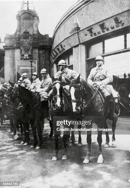 French and belgian soldiers are moving forward to Essen. Picture shows: french soldiers in front of the trainstation in Essen. Germany. 1923....