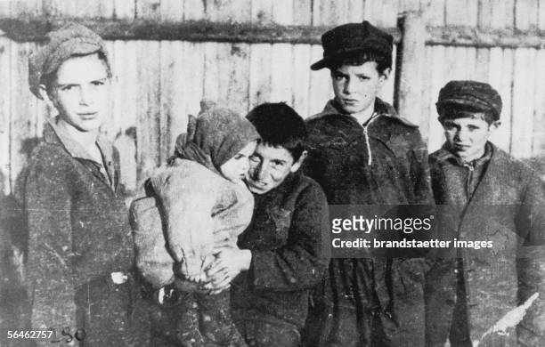 Children in the Warsaw Jewish Ghetto. Photography. Around 1940. [Kinder im Warschauer Ghetto. Photographie um 1940.]