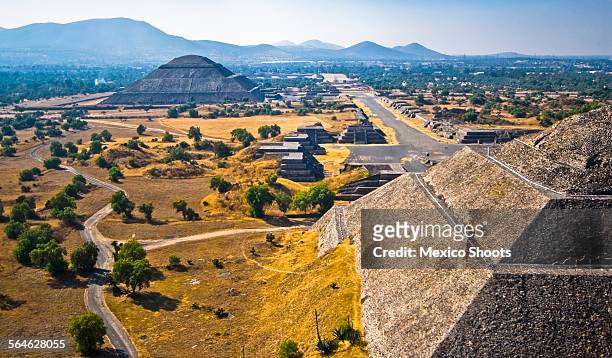 teotihuacan aerial - azteca fotografías e imágenes de stock