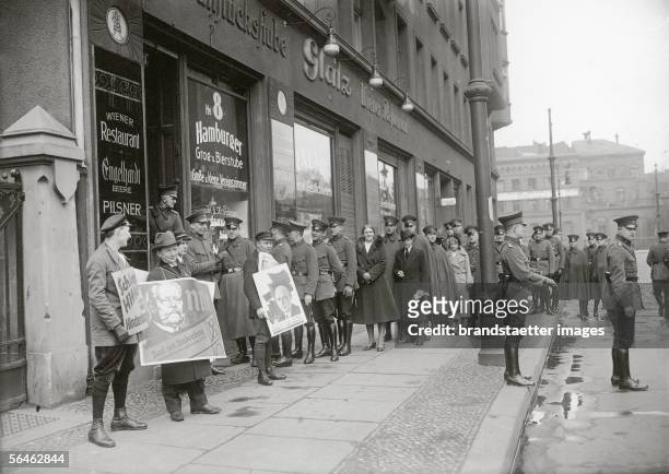 Functionaries of the Berlin "Schutzpolizei" are queueing in order to vote. Photography. April 9th 1932. [Beamte der Berliner Schutzpolizei stellen...