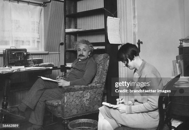 Albert Einstein dictating something to his secretary. Germany. Photography. Around 1930. [Albert Einstein, deutscher Physiker, diktiert seiner...