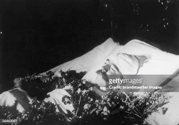 Crown prince Rudolf on the deathbed. Photography, 1889. [Kronprinz Rudolf im Totenbett. Photographie. 1889]