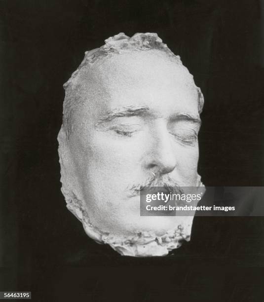 Death Mask of Hugo von Hoffmannsthal. By austrian sculptor Rudolf Schmidt. Photography. Around 1929. [Die Totenmaske des Dichters Hugo von...