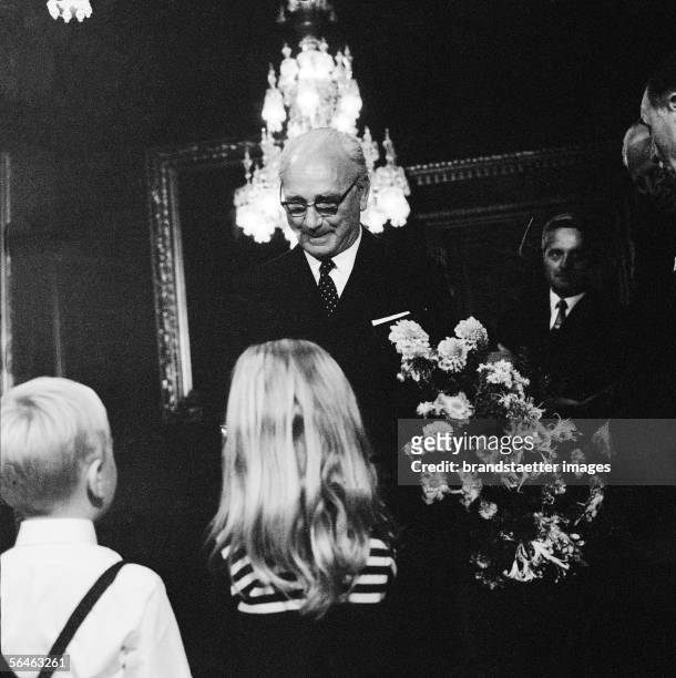 Children congratulating President Franz Jonas on his 70th birthday. Photography. 1969. [Kinder gratulieren Bundespraesident Franz Jonas zum 70....