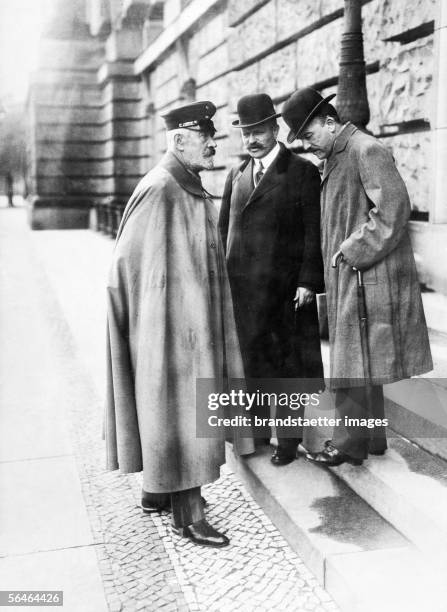 Theobald von Bethmann-Hollweg in front of the steps of the Berlin Reichstag building. Photography. Around 1915. [Theobald von Bethmann-Hollweg im...