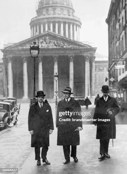 Otto from Habsburg in company in Paris. Photography. Round 1935. [Otto von Habsburg in Begleitung in Paris. Photographie. Um 1935.]